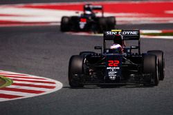 Jenson Button, McLaren MP4-31 devant Fernando Alonso, McLaren MP4-31