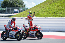 Переможець гонки Андреа Янноне, Ducati Team та друге місце Андреа Довіціозо, Ducati Team