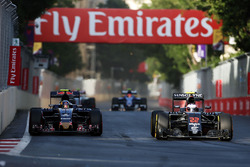 (Balról - Jobbra): Carlos Sainz Jr. (Scuderia Toro Rosso STR11) és Jenson Button (McLaren) MP4-31 cs