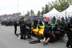 Kevin Magnussen, Renault Sport F1 Team RS16 on the grid