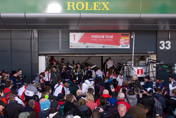 #1 Porsche Team Porsche 919 Hybrid: Тімо Бернхард, Марк Веббер, Брендон Хартлі