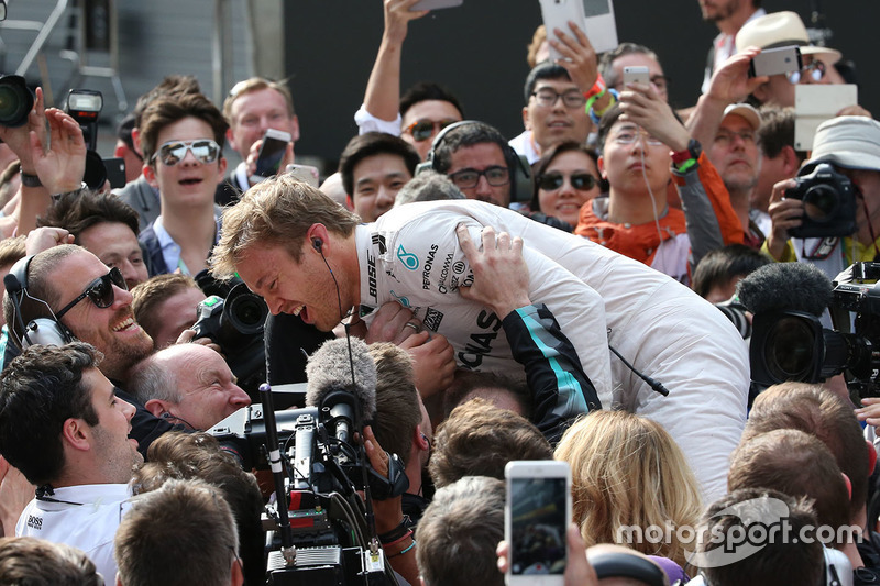 Winnaar Nico Rosberg, Mercedes AMG F1 Team in parc ferme