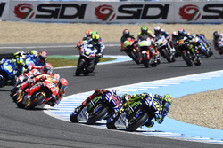 Валентино Россі, Yamaha Factory Racing лідирує на старті