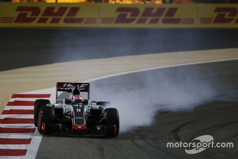 Romain Grosjean, Haas F1 Team VF-16 locks up under braking