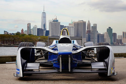 Ein Formel E Fahrzeug mit der Skyline von New York City