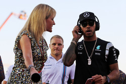 Lewis Hamilton, Mercedes AMG F1 avec Rachel Brookes, Sky Sports F1 lors de la parade des pilotes