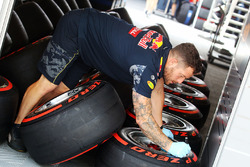 Mecánico de Red Bull Racing con neumáticos Pirelli