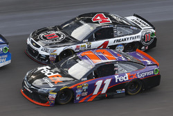 Denny Hamlin, Joe Gibbs Racing Toyota, Kevin Harvick, Stewart-Haas Racing Chevrolet