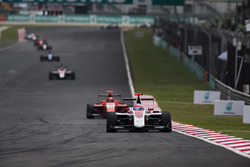 Alexander Albon, ART Grand Prix precede Jack Aitken, Arden International