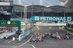 Льюіс Хемілтон, Mercedes AMG F1 W07 Hybrid лідирує на старті