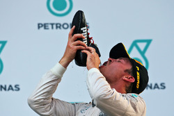 Нико Росберг, Mercedes AMG F1 пьет шампанское из ботинка Даниэля Риккардо, Red Bull Racing