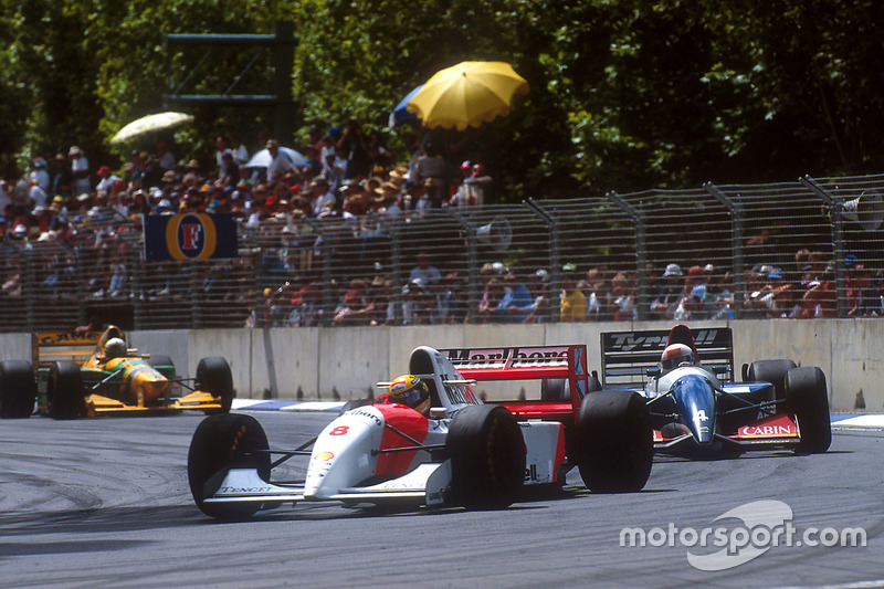 Ayrton Senna, McLaren prend un tour à Andrea de Cesaris, Tyrrell