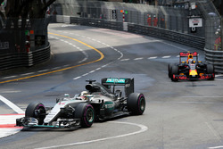 Lewis Hamilton, Mercedes AMG F1 W07 Hybrid en Daniel Ricciardo, Red Bull Racing RB12