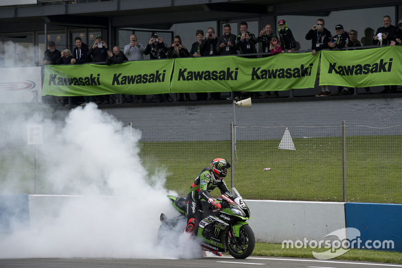 Tom Sykes, Kawasaki Racing Team, celebra su victoria en la prueba 2