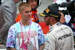 Justin Bieber, Singer con el ganador de la carrerar Lewis Hamilton, Mercedes AMG F1 en parc ferme