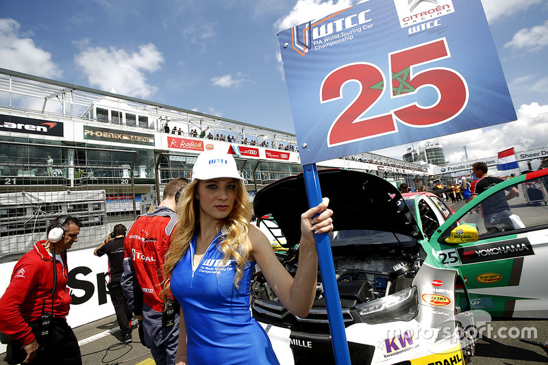 Grid girl of Mehdi Bennani, Sébastien Loeb Racing, Citroën C-Elysée WTCC