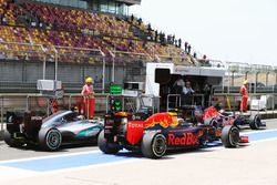 Daniil Kvyat, Red Bull Racing RB12 überholt Nico Rosberg, Mercedes AMG F1 W07 Hybrid in der Box