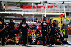 Daniil Kvyat, Red Bull Racing RB12 en los pits