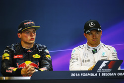 Max Verstappen, Red Bull Racing; Nico Rosberg, Mercedes AMG F1