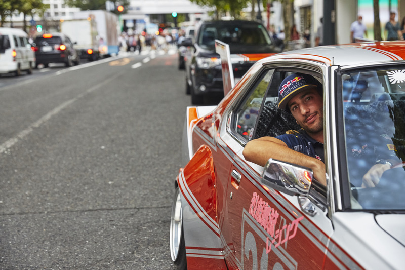 Daniel Ricciardo y Max Verstappen, Red Bull Racing conducen alrededor de Tokio en un coche de Bosozuko