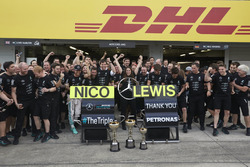 Nico Rosberg, Mercedes AMG F1 and team mate Lewis Hamilton, Mercedes AMG F1 celebrate the Constructors title with Niki Lauda, Mercedes Non-Executive Chairman; Toto Wolff, Mercedes AMG F1 Shareholder and Executive Director and the team