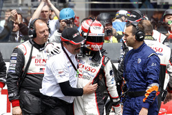 #5 Toyota Racing Toyota TS050 Hybrid: Kazuki Nakajima with Rob Leupen, Toyota Motorsport nach der Zi