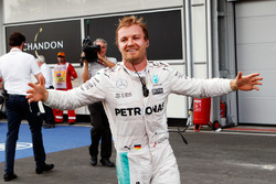 Il vincitore Nico Rosberg, Mercedes AMG F1, festeggia nel parco chiuso