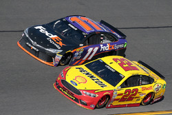 Denny Hamlin, Joe Gibbs Racing Toyota, et Joey Logano, Team Penske Ford