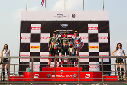 Podium : tweede, Tom Sykes, Kawasaki Racing Team, winnaar Jonathan Rea, Kawasaki Racing Team en derde, Michael van der Mark, Honda WSBK Team