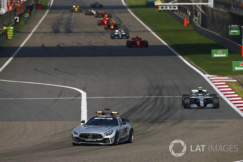 De AMG Mercedes safety-car voor Valtteri Bottas, Mercedes AMG F1 W09, Sebastian Vettel, Ferrari SF71H, Lewis Hamilton, Mercedes AMG F1 W09, and Max Verstappen, Red Bull Racing RB14 Tag Heuer