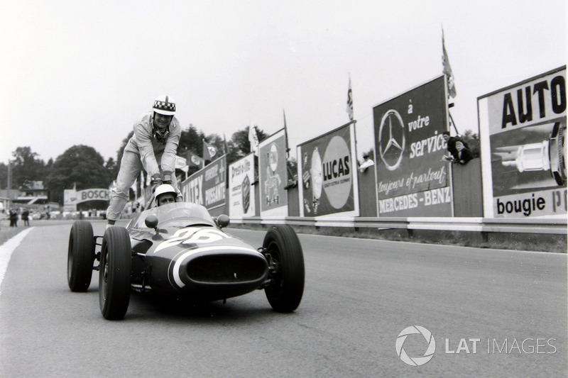 Maurice Trintignant, Cooper T51-Maserati dà un passaggio a John Surtees, Cooper T53-Climax