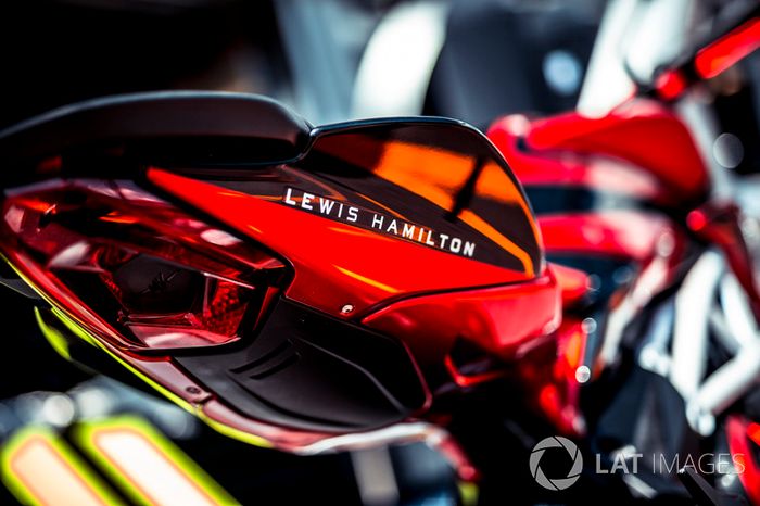 La motocicleta MV Agusta de Lewis Hamilton, Mercedes-AMG F1