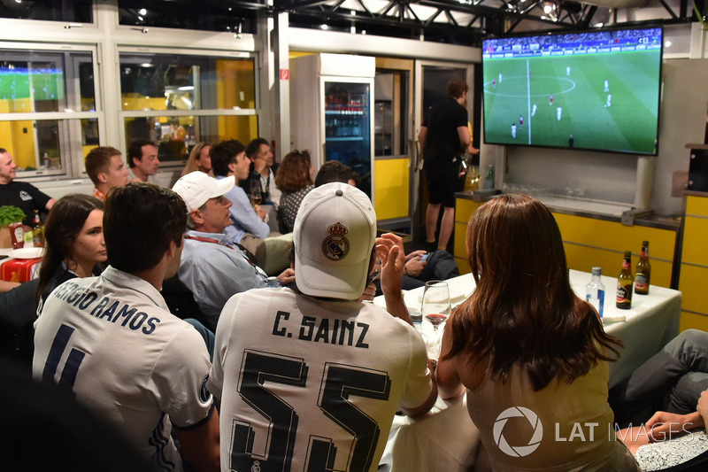 Carlos Sainz Jr., Renault Sport F1 Team, regarde la finale de la Ligue des Champions de football