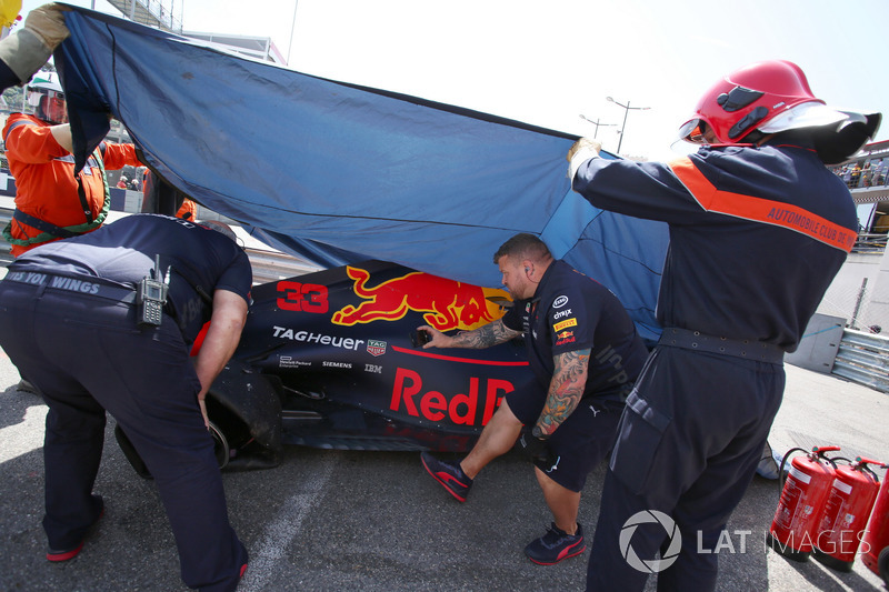 Marshals recover the crashed car of Max Verstappen, Red Bull Racing RB14