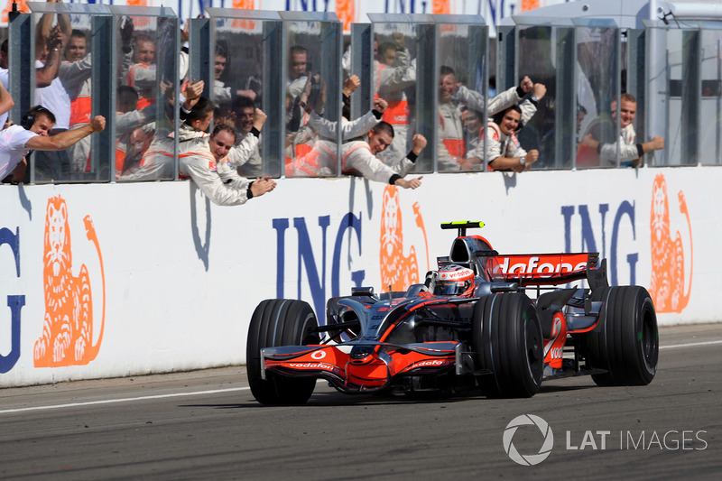 Race winner, Heikki Kovalainen, McLaren MP4-23 Mercedes