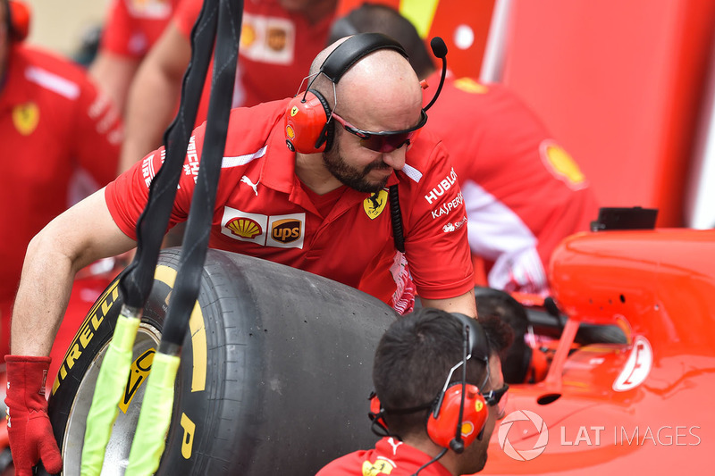 Команда Ferrari отрабатывает процедуру пит-стопа