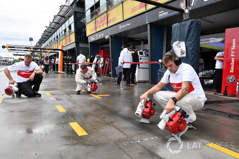 Sauber mechanics dry the pit box