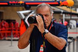 Giorgio Piola sulla pit lane di F.1