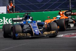 Marcus Ericsson, Sauber C36 and Fernando Alonso, McLaren MCL32 battle