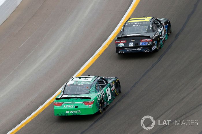 Ryan Truex, Kaulig Racing, Chevrolet Camaro Bar Harbor / Sea Watch International y Brandon Jones, Joe Gibbs Racing, Toyota Camry Juniper
