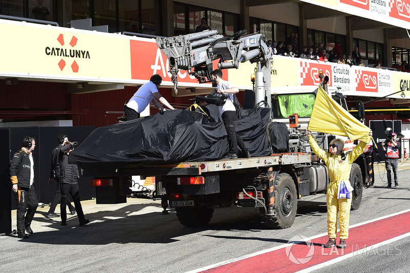 El coche de Fernando Alonso, McLaren MCL33 volviendo a boxes en grua