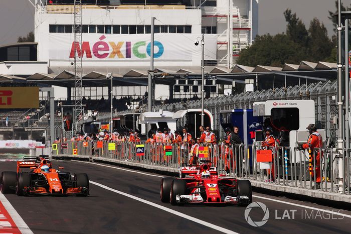 Sebastian Vettel, Ferrari SF70H, Fernando Alonso, McLaren MCL32