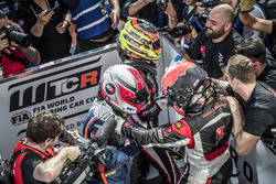 Race winner Yann Ehrlacher, ALL-INKL.COM Münnich Motorsport Honda Civic Type R TCR with Norbert Michelisz, BRC Racing Team Hyundai i30 N TCR, Esteban Guerrieri, ALL-INKL.COM Münnich Motorsport Honda Civic Type R TCR