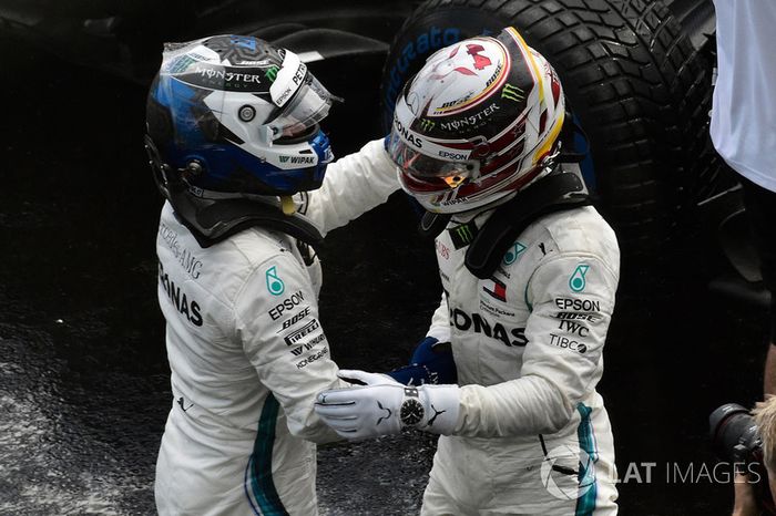 Valtteri Bottas, Mercedes-AMG F1 y Lewis Hamilton, Mercedes-AMG F1 celebran