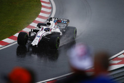 Lance Stroll, Williams FW41, returns to the pits with a broken front wing