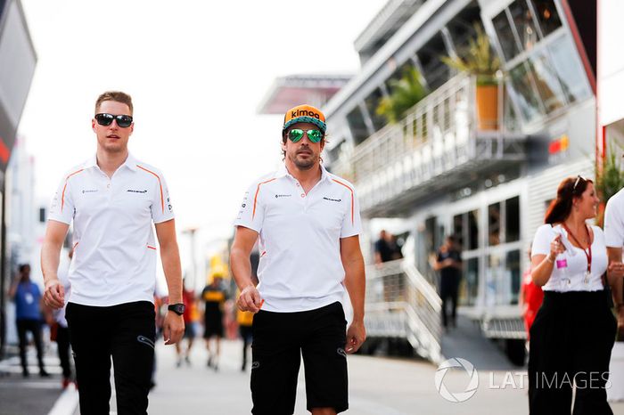 Stoffel Vandoorne, McLaren, y Fernando Alonso, McLaren