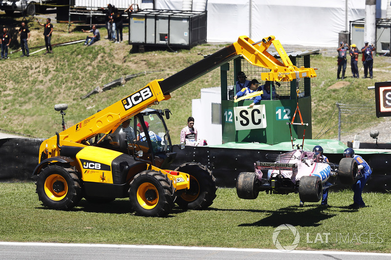 La voiture d'Esteban Ocon, Sahara Force India F1 VJM10 est ramenée après son accident