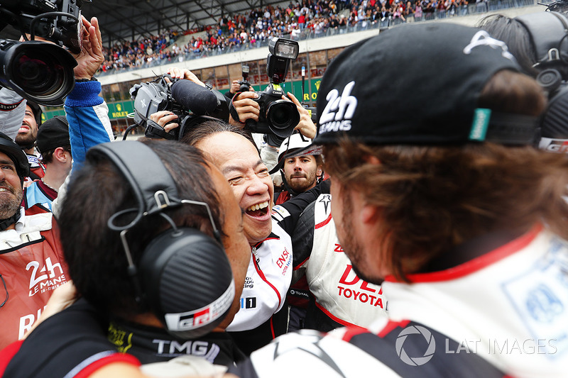 Fernando Alonso, Toyota Gazoo Racing celebra la victoria con el equipo