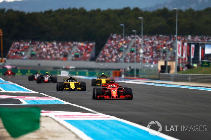 Sebastian Vettel, Ferrari SF71H, por delante de Nico Hulkenberg, Renault Sport F1 Team R.S. 18, y Carlos Sainz Jr., Renault Sport F1 Team R.S. 18