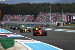Sebastian Vettel, Ferrari SF71H, devant Nico Hulkenberg, Renault Sport F1 Team R.S. 18, et Carlos Sainz Jr., Renault Sport F1 Team R.S. 18